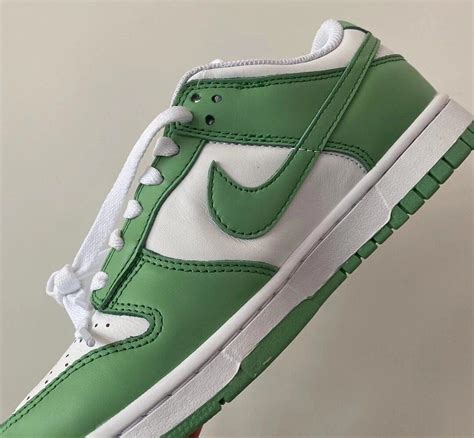 green Nike dunks women